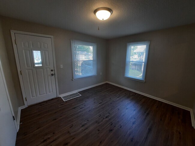 Building Photo - 3 bedroom home with covered patio and garage!