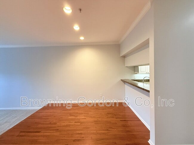 Building Photo - 123 West End Pl