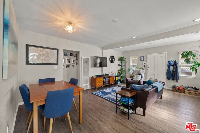 Building Photo - 2227 Alsace Ave
