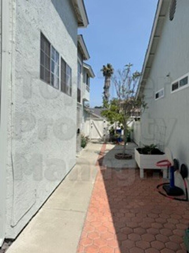 Building Photo - Beautiful 3 bed / 2.5 bath / 1,227 sqft House in Oceanside's Emerald Point