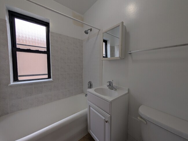 Building Photo - 5417 N Kenmore Ave