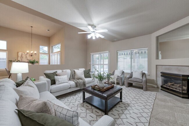 Building Photo - Impressive 4 Bedroom 2.5 Bath home with Po...