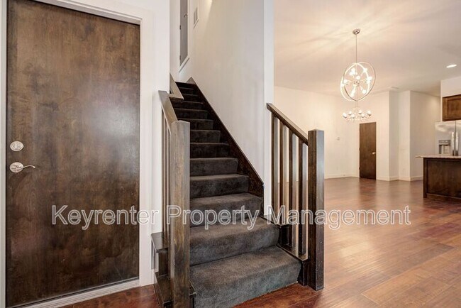 Building Photo - 727 NE 5th St