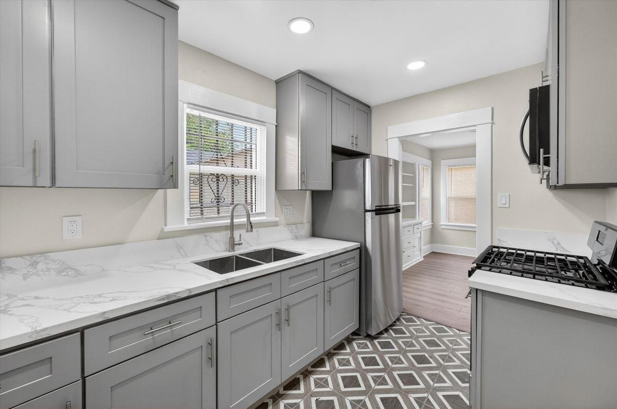 Building Photo - 5008 1/2 South Wilton Place