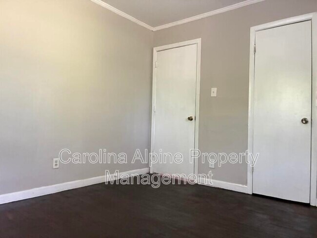 Building Photo - 1320 Kenly St