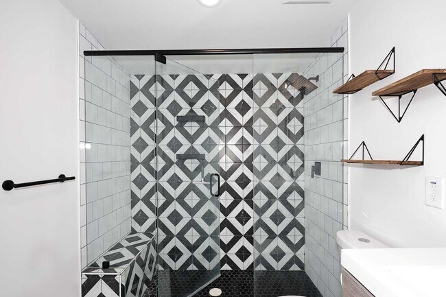 Building Photo - 716 W 11th St