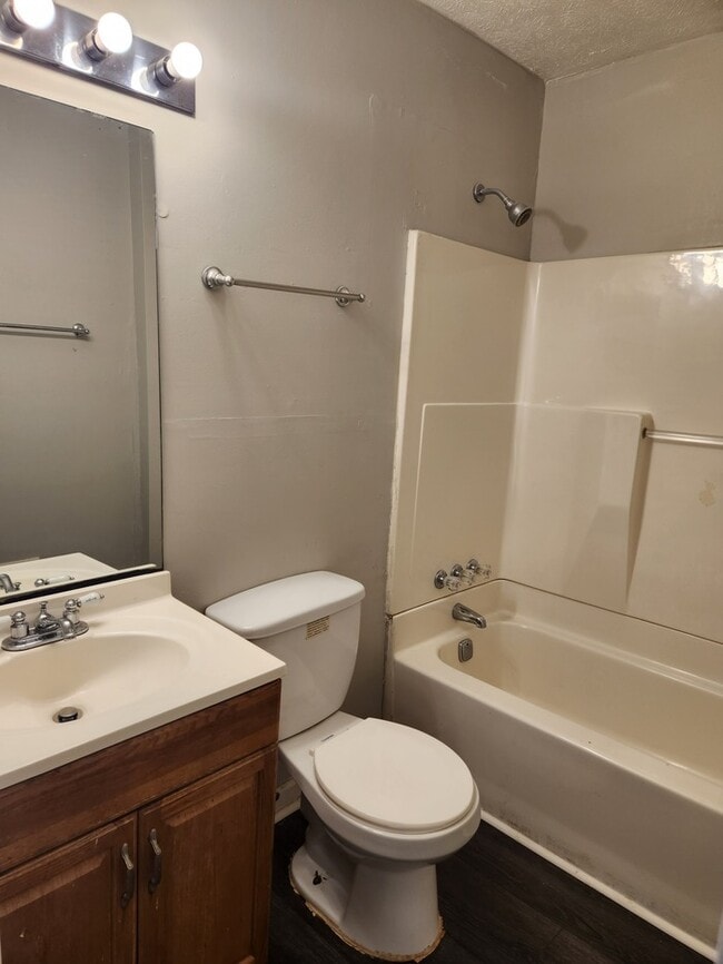 Building Photo - Spacious 3 Story Townhome