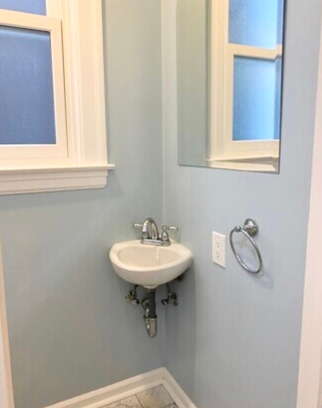 split bath toilet & sink - 2814 Baker St