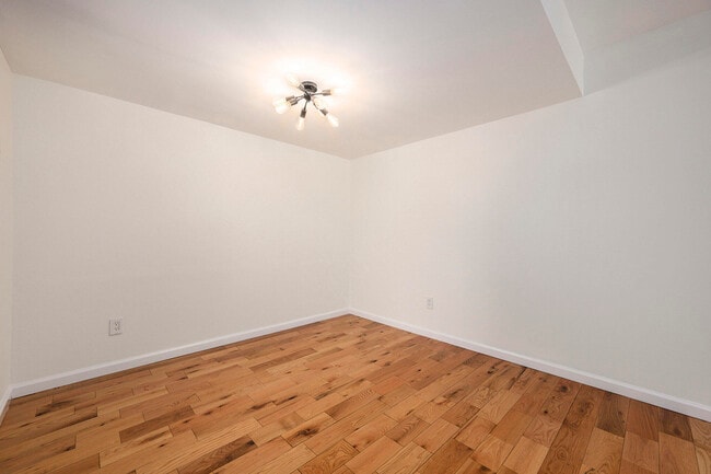 Building Photo - 42198 Roscommon St