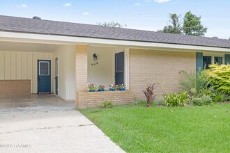 Building Photo - 920 Marilyn Dr