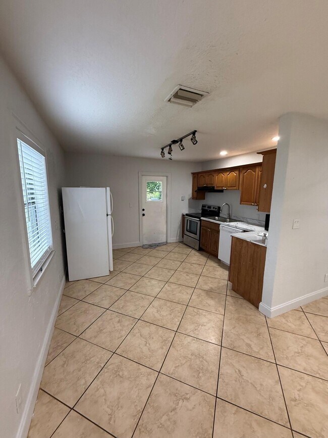 Building Photo - 741 Roseland Dr