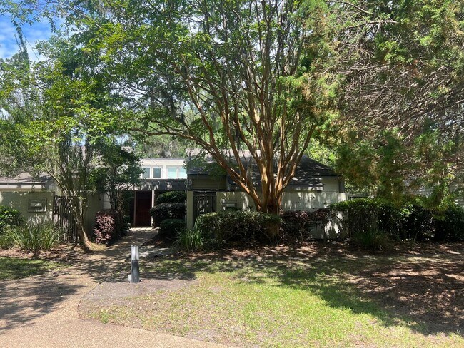 Building Photo - Briarwood Villa - One Level, Golf View