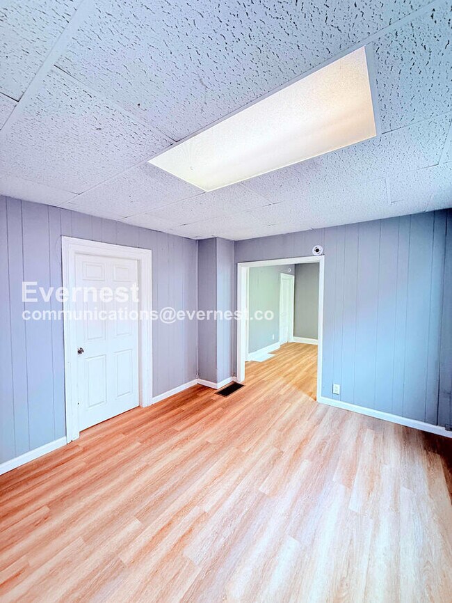 Building Photo - 3 Bed/1 Bath Home with Off-Street Parking / Pet-Friendly / Available Now!