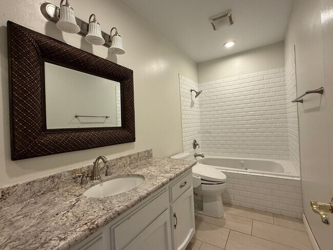 Building Photo - Beautiful 3BD/3BA Townhome in Carlsbad