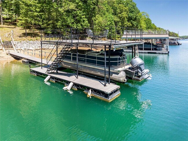 Building Photo - 6265 Lakeview Dr