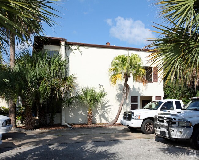 Building Photo - 705 N Wild Olive Ave