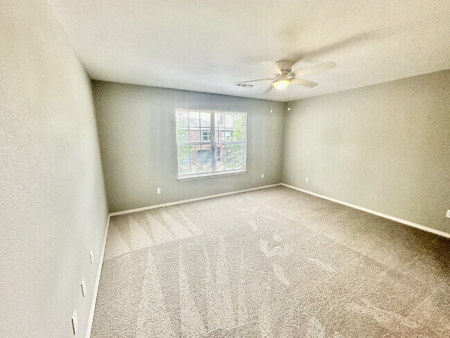 Building Photo - 1460 W Jct St