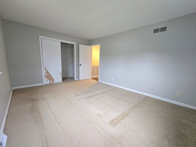 Building Photo - 306 Robinhood Ln