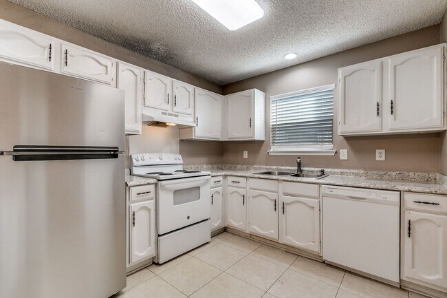 Building Photo - 3-BEDROOM HOME IN PIPERS MEADOW