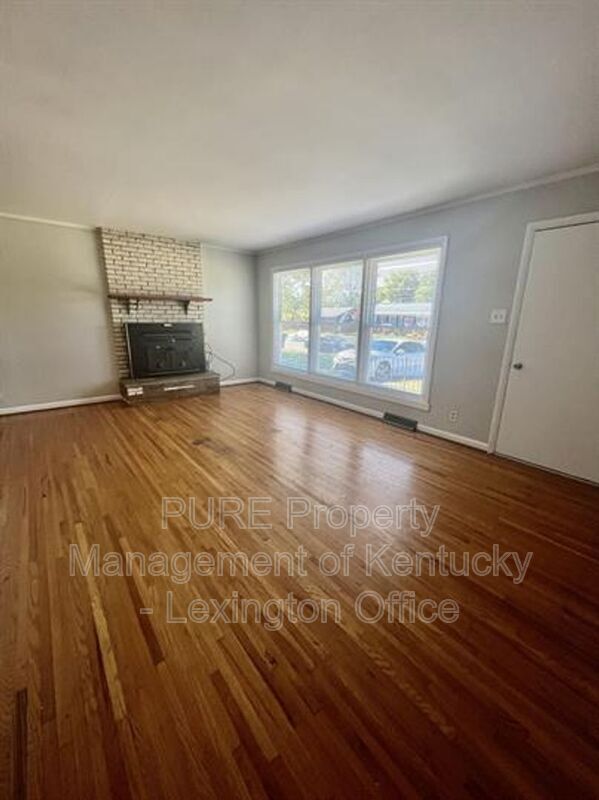 Building Photo - 2364 Shandon Dr