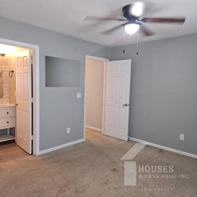 Building Photo - 553 Memorial Dr Ext