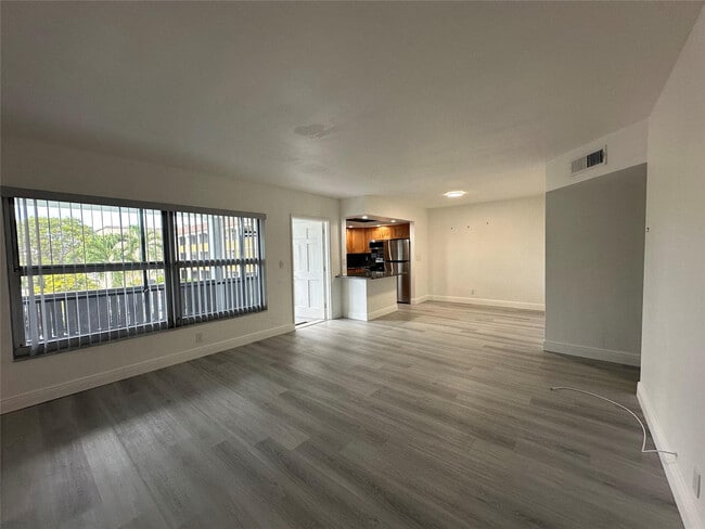 Building Photo - 651 Pine Dr