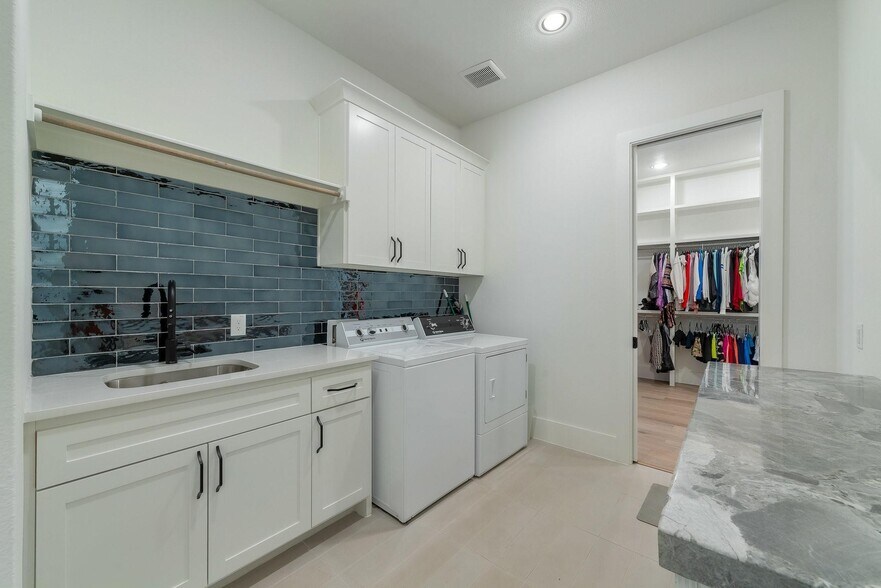 Building Photo - 3311 Regent Dr