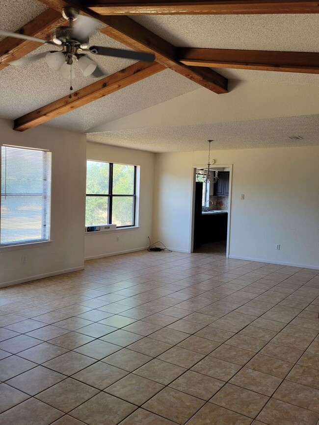 Building Photo - Spacious 3 Bedroom Available NOW!