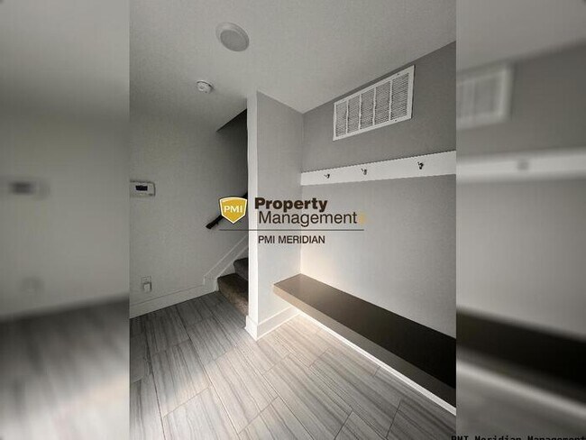 Building Photo - Downtown Indy Townhome!