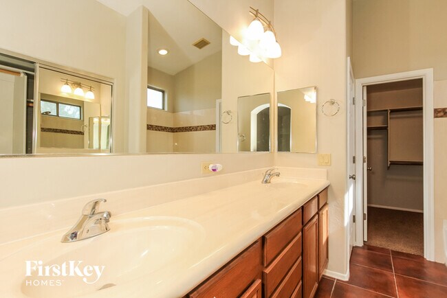 Building Photo - 8229 N Sombrero Point Dr