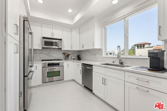 Building Photo - 1540 S Bentley Ave