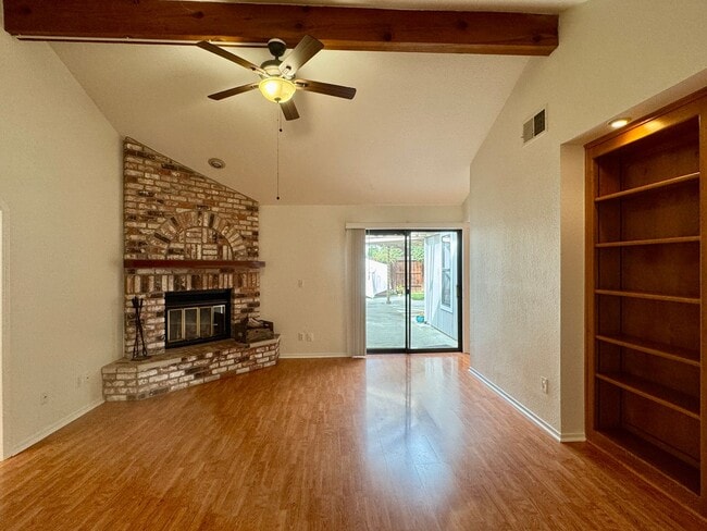 Building Photo - Adorable Home Available Now in Davis!