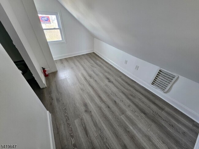 Building Photo - 611 New York Ave