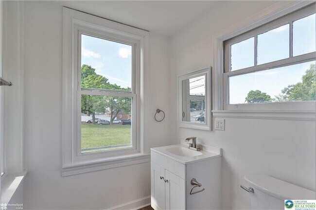 Building Photo - 1660 Main St