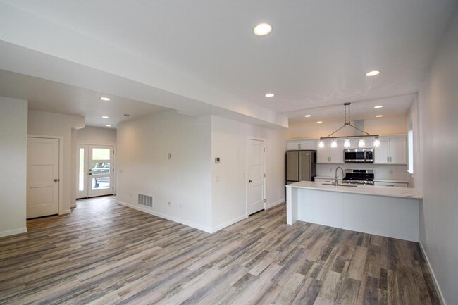 Building Photo - New South Hills Duplex Stunner!