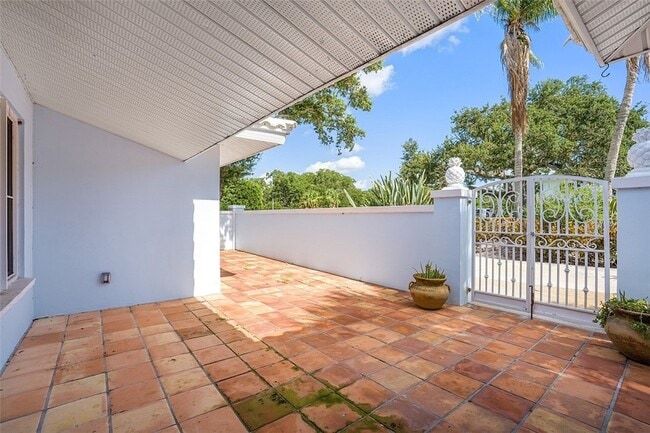 Building Photo - 500 Gardenia Ln