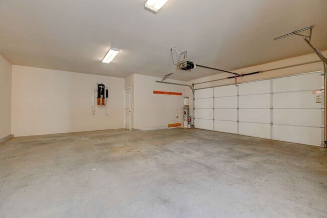 Building Photo - 3 bed/2.5 w/garage in Desirable Barton Cro...