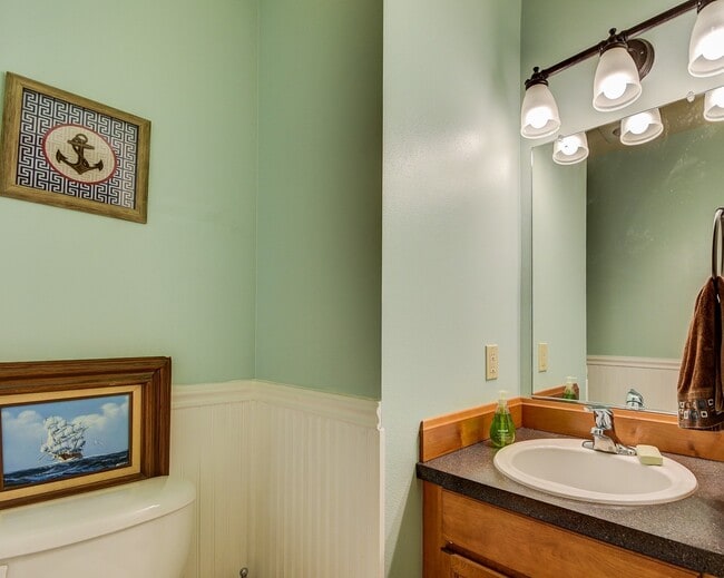 Building Photo - Spacious 2 Bedroom, 2.5 Bathroom Townhome ...