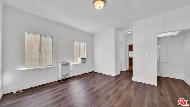 Primary Photo - 806 W 40th Pl