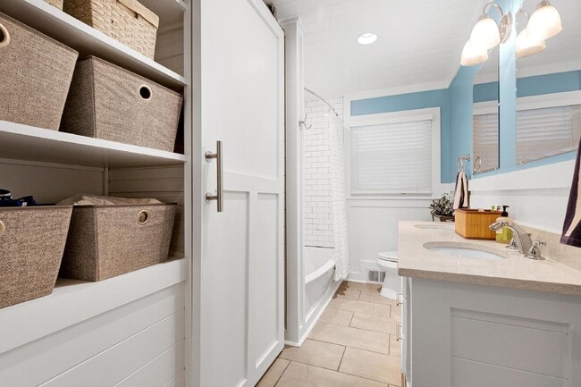 Building Photo - 121 S Main St