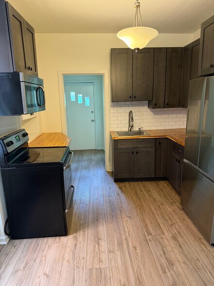 Building Photo - 836 Collins St