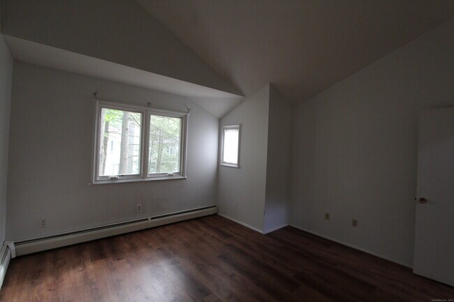 Building Photo - 6 Lyle Ct