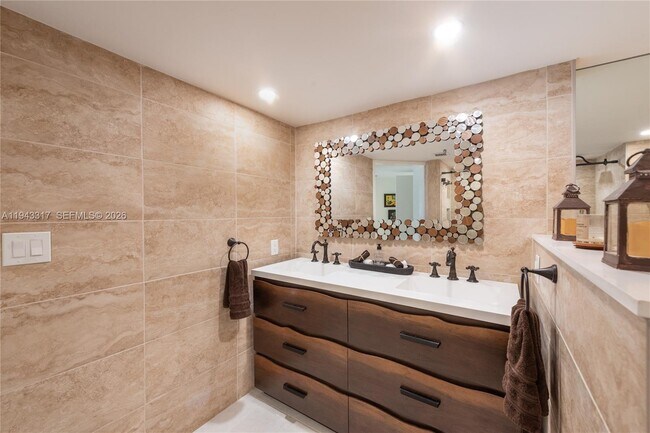 Building Photo - 520 Brickell Key Dr