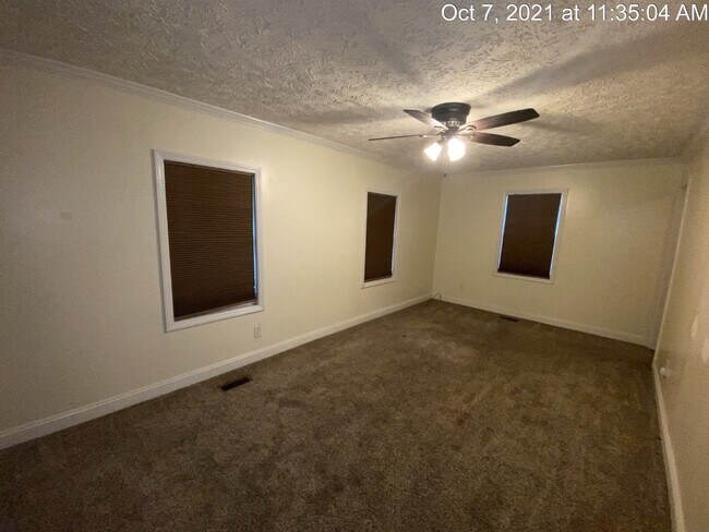 Building Photo - 1005 Sandalwood Dr