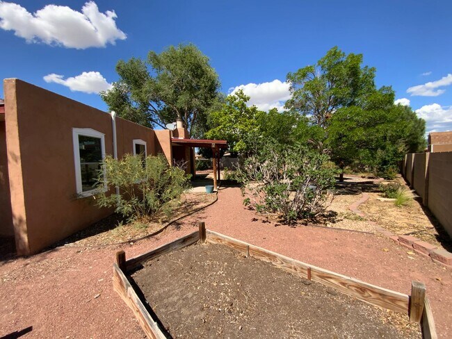 Building Photo - 3 Bedroom Single Story Home Available Near...