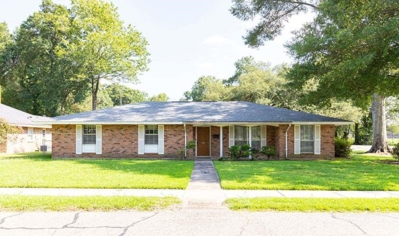 Primary Photo - 302 Robbie St