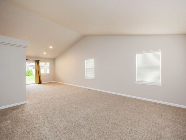 Building Photo - Charming River District Rancher | Double Vanity Suite | Walk to Orchard Park