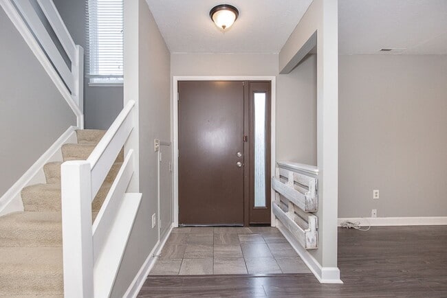 Building Photo - 2 bedroom/1.5 bath condo! North Royalton!!