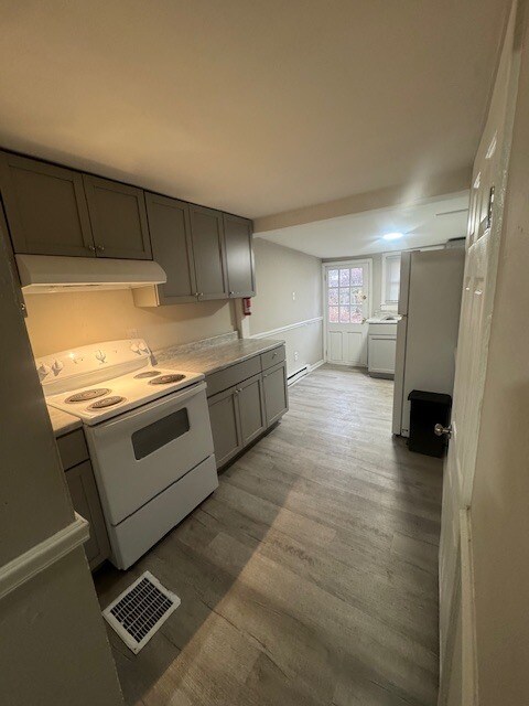 Building Photo - 356 1/2 Apple St