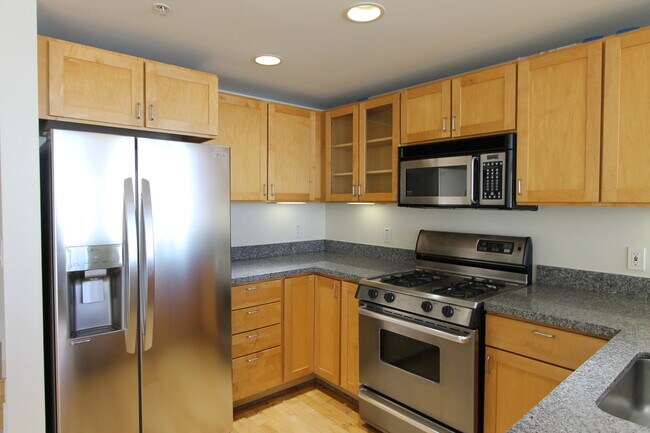 Building Photo - EPIC REA: Spacious Live/Work  Loft in SOMA with Rooftop Views